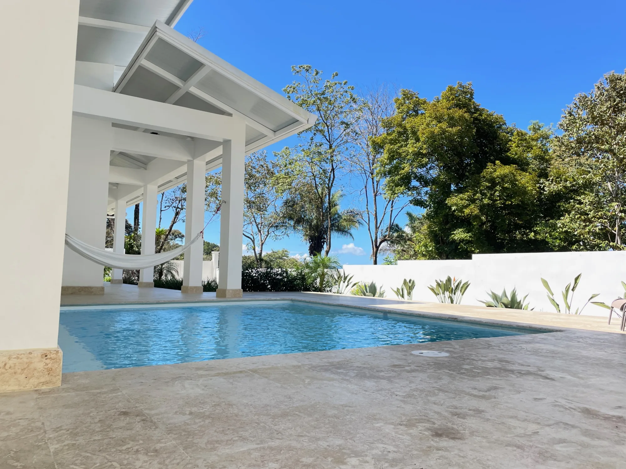 Casa_Blanca_Pavones_cabina_side_pool