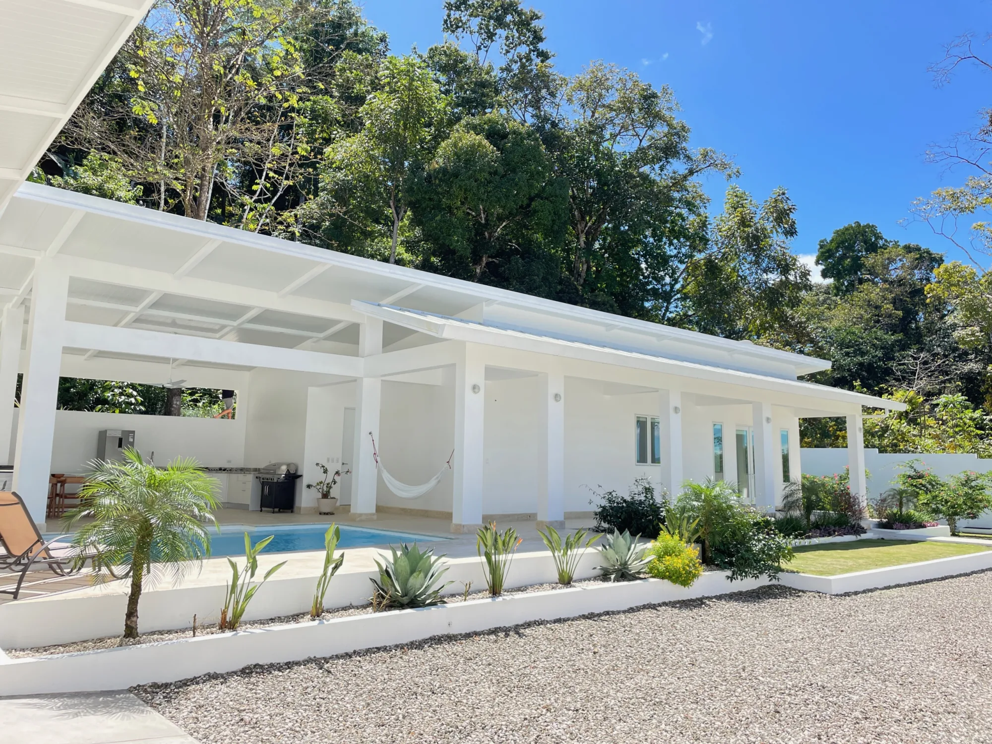 Casa_Blanca_Pavones_cabina_front_house