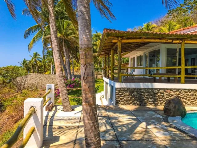 Cliff House in La Libertad, El Sunzal, El Salvador — photo 4