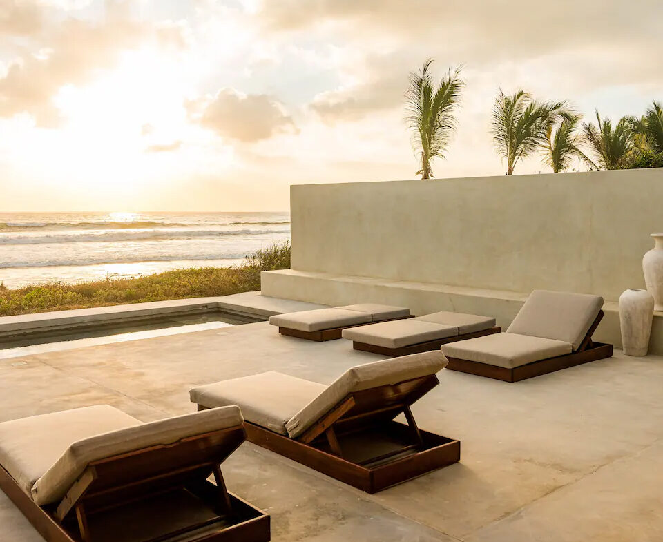 Casa-Kona-Luxurious-Beachfront-Villa-with-Stunning-Ocean-Views -1